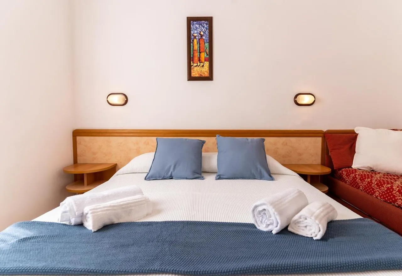 Hotel Greta B&B Rimini 2*,  İtalya